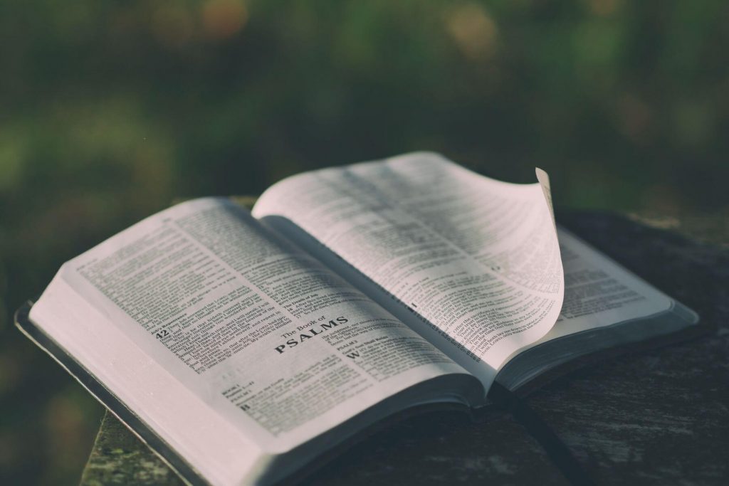 biblia - cine a scris si cand a aparut biblia (1)