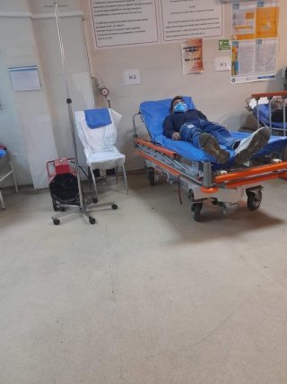 Un elev din județul Neamț a fost băgat în spital de omul de serviciu al liceului. Ce l-a supărat pe bărbatul de 52 de ani