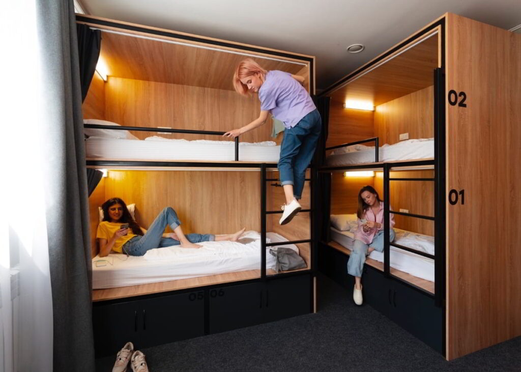 Apartament versus cămin: de ce să alegi un apartament ca student?